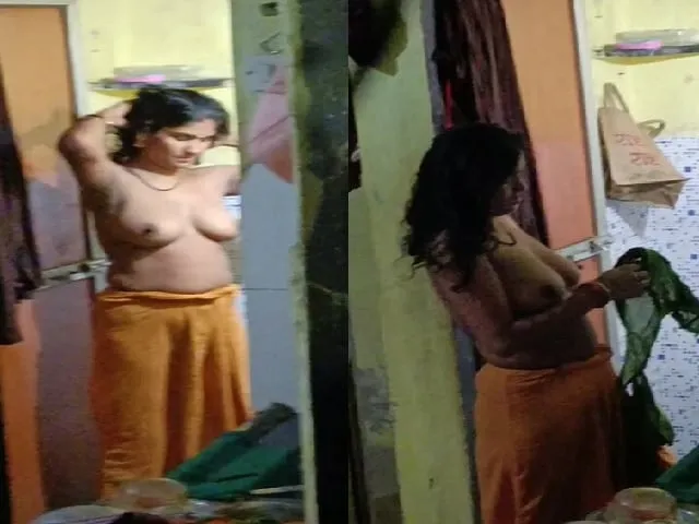 bhabhi-removing-blouse-and-viral-boobs-show-caught