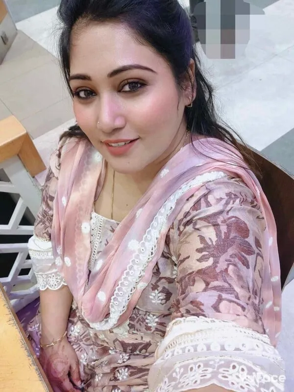 chubby-indian-beauty-naked-selfie
